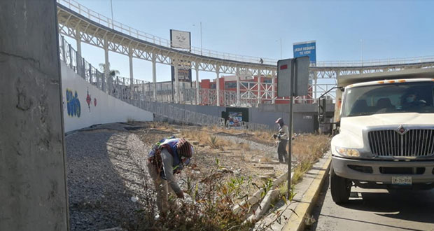 Comuna realiza limpia y servicios públicos al distribuidor Juárez-Serdán