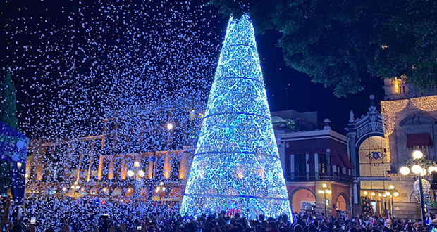 Con árbol de 17m en zócalo, Puebla da bienvenida a la Navidad