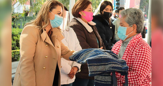 Entrega Angon más de 1,500 prendas de programa “Abraza a un abue”