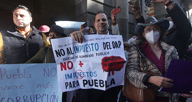 Frente a Palacio Municipal, piden reconsiderar cobro de DAP