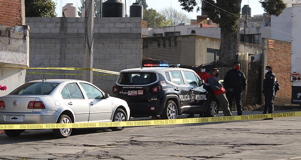 Hallan a persona encobijada y a sujeto baleado en Puebla capital