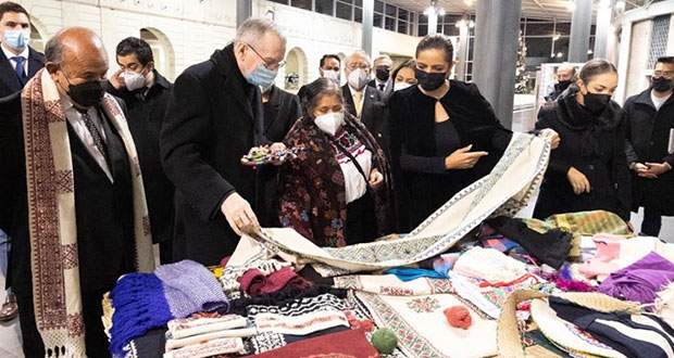Inauguran punto de venta de artesanías poblanas en museos del Vaticano