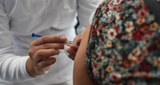 Martes, aplican refuerzo contra Covid para adultos mayores en Puebla capital 