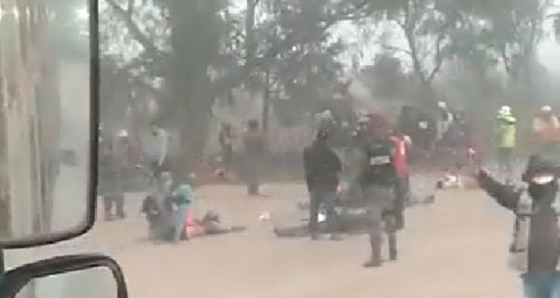 Obreros en aeropuerto Felipe Ángeles caen de vehículo; hay lesionados