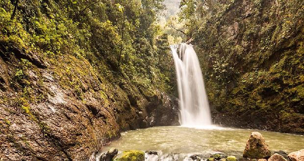 Cascada Velo de Novia del Río Acalpa en Pahuatlán, Puebla. 