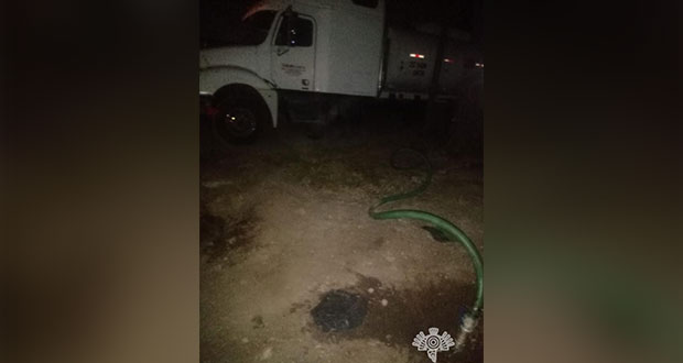 Policía Estatal asegura pipa en toma clandestina en Coronango
