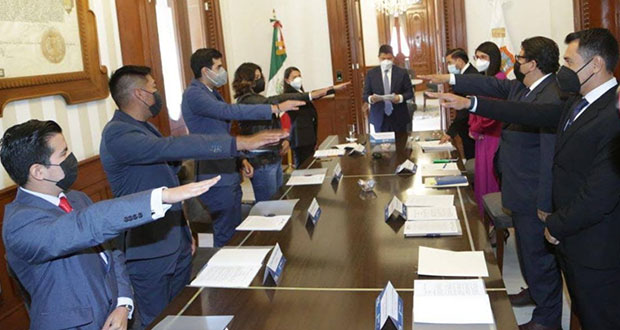 Rinden protesta integrantes del Consejo de Jóvenes de Puebla