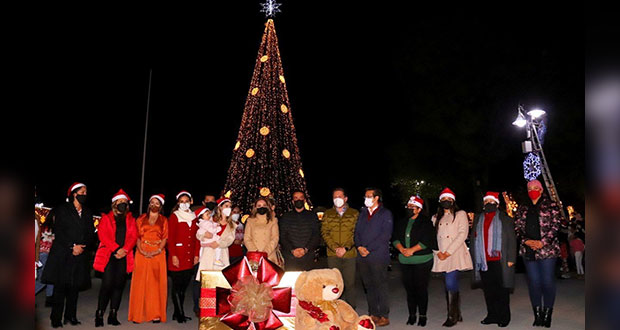 San Pedro Cholula se viste de luces con adornos navideños
