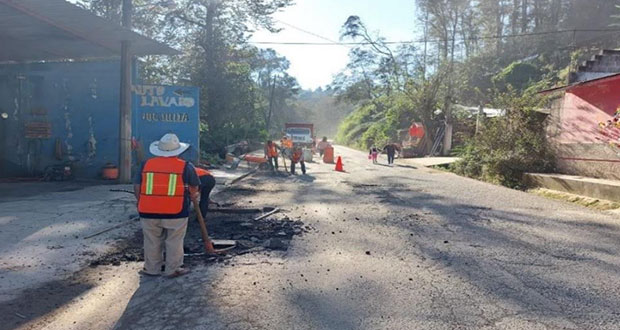 Secretaría de Infraestructura bachea carretera Acuaco-Huehuetla