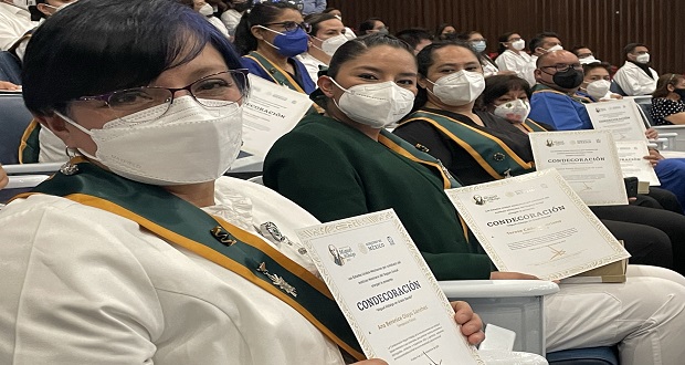 Reconocen con Condecoración Hidalgo a empleados del IMSS de Puebla
