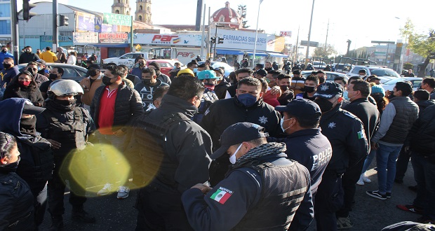 En protesta por tarifas, choferes de Uber y Didi se enfrentan con granaderos