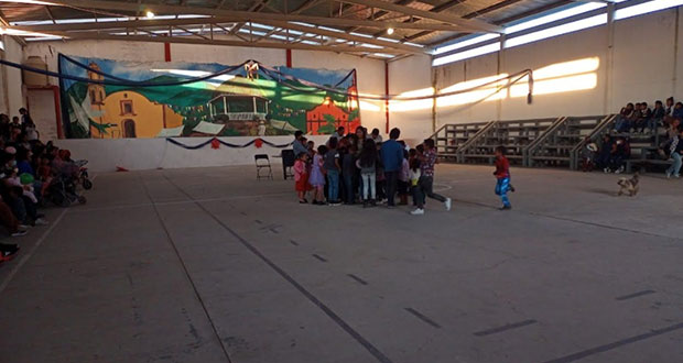 Antorcha lleva juguetes a niños de la colonia Benito Juárez