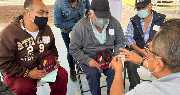 Con aparatos auditivos, Sedif beneficia a personas del interior de Puebla