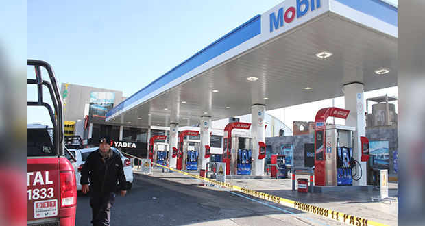 Delincuentes balean a despachador de gasolinera de Reforma