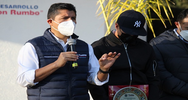 Eduardo Rivera pide a vecinos de Xochimehuacan denunciar robo de combustible