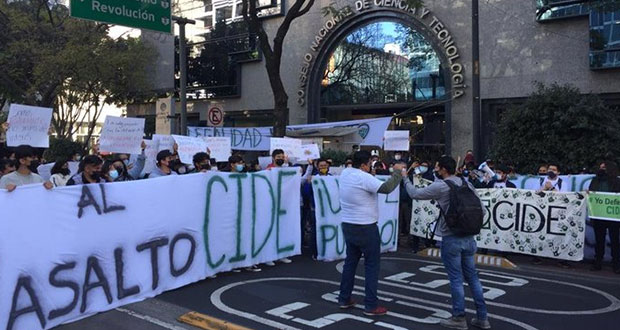 En medio de protesta, Conacyt pospone sesión para reformar a CIDE