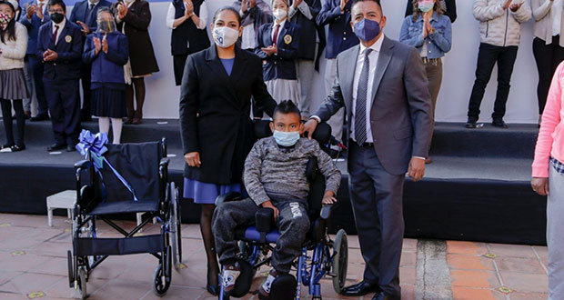 Entrega Tlatehui sillas de ruedas en primera ceremonia cívica del año