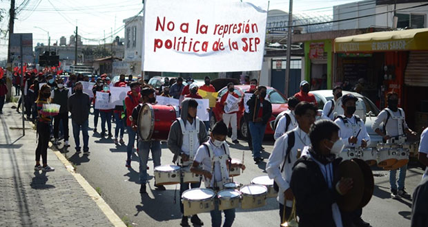 Granaderos bloquean paso a SEP por marcha de maestros antorchistas