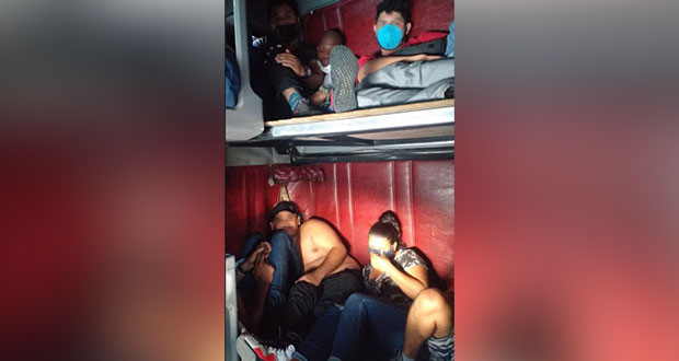 INM rescata en Tabasco a 16 migrantes que viajaban en tráiler