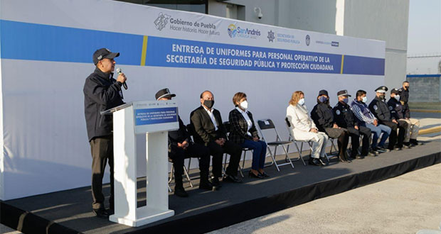 Tlatehui entrega 250 uniformes a policías de San Pedro Cholula