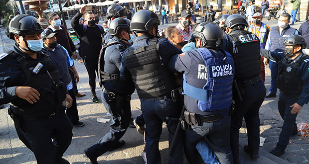 Zafarrancho entre ambulantes y policías por instalarse en zócalo de Puebla