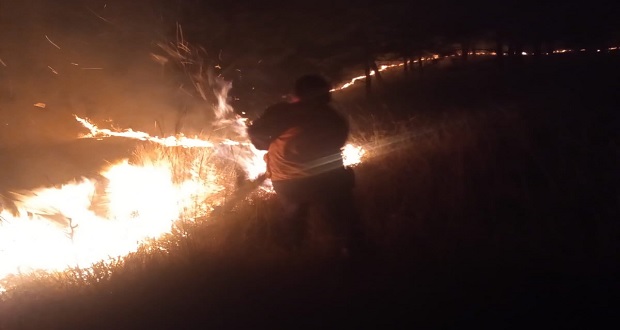 Bomberos de Cholula sofocan incendio en cerro Zapotecas
