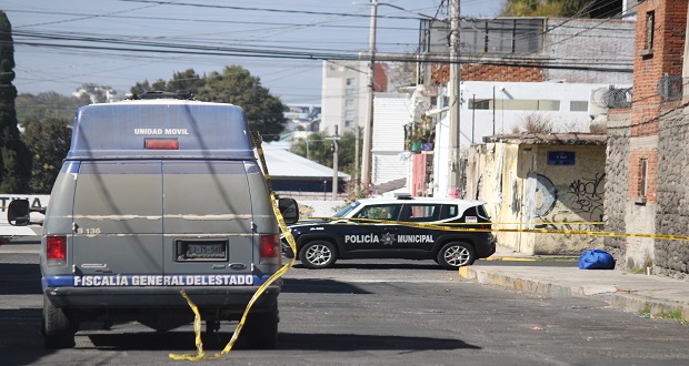 Hallan cadáver encobijado sobre banqueta en La Libertad