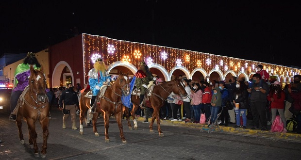 Participan 800 personas en desfile del Día de Reyes en Cholula