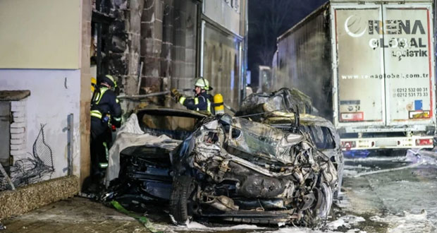 Conductor ebrio embiste con su camión a 30 autos en Alemania  