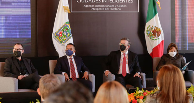 Ebrard inaugura foro en San Andrés Cholula; lanza consulta sobre política urbana
