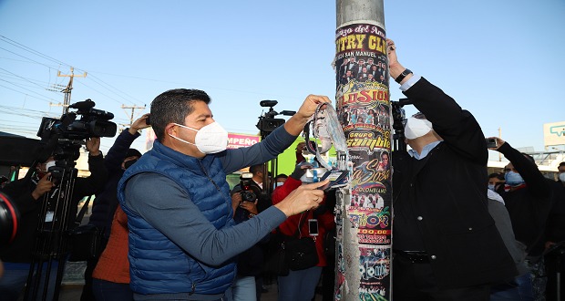 Ayuntamiento de Puebla sancionará por colocar publicidad en postes