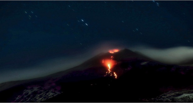 Etna entró en erupción generando lluvia de cenizas en Italia