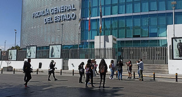 Frente a FGE, exigen justicia por feminicidios y desapariciones en Puebla