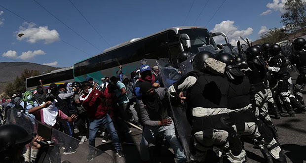 Tras enfrentamiento con GN, AMLO ofrece diálogo a normalistas de Ayotzinapa