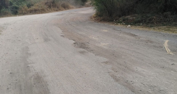 Habitantes de Tzompahuacán, en Chietla, exigen reparación de carretera