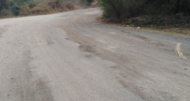Habitantes de Tzompahuacán, en Chietla, exigen reparación de carretera 