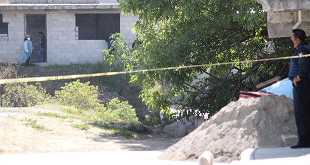 Hallan restos humanos y cadáver en bote tamalero en Puebla