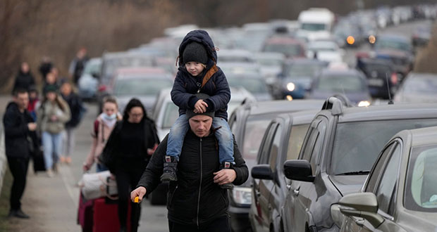 Más de 500 mil personas huyen de Ucrania tras ataque de Rusia: ONU 