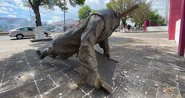 Por promover racismo y “subordinación”, derriban 2 estatuas en Morelia