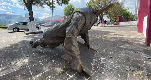 Por promover racismo y “subordinación”, derriban 2 estatuas en Morelia 