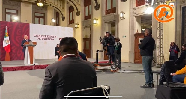 En “mañanera” de AMLO, reporteros protestan por agresiones al gremio