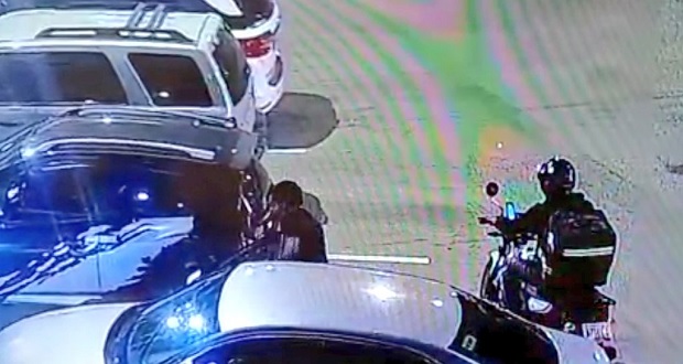Le roban su reloj Rolex a mujer dentro de estacionamiento de Solesta