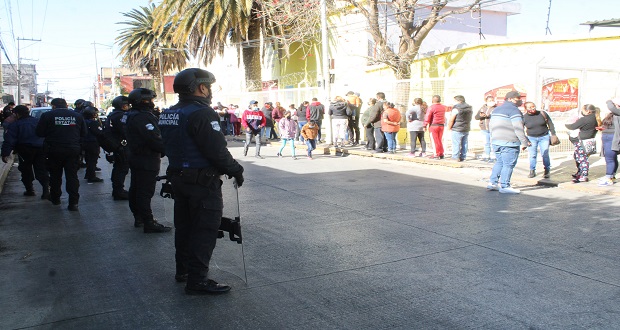 En calma y vigilados por policías, inician plebiscitos en Canoa y Xochimehuacan