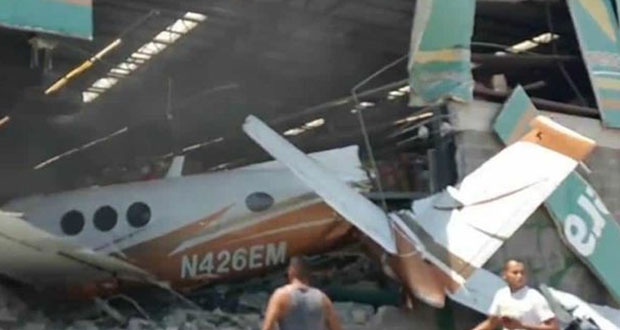 Avioneta se estrella contra Aurrerá en Morelos y deja tres muertos 