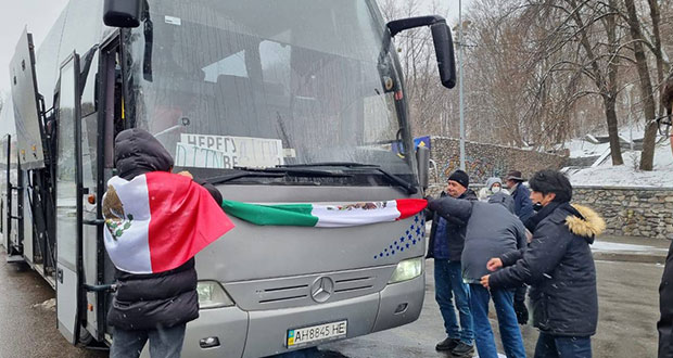 Dos poblanos que viven en Ucrania ya fueron evacuados de Kiev: Segob