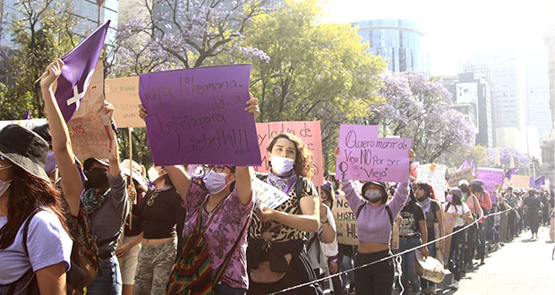 Indígenas, mujeres trans y policías se unen a marcha de 8M en CDMX