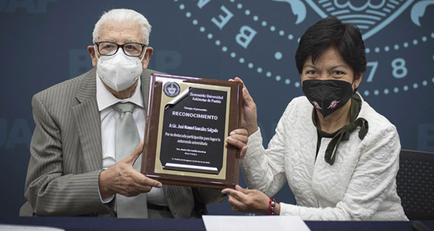 Lilia Cedillo entrega reconocimiento por apoyo a la autonomía universitaria