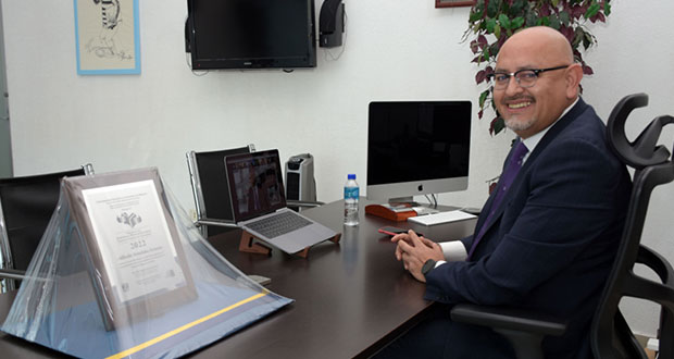 UNAM reconoce a director de bibliotecas de la BUAP