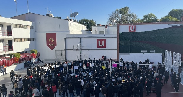 Alumnos de prepa Upaep hacen paro; exigen seguridad tras ataque a docente