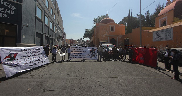 En visita de AMLO a Puebla, le solicitan apoyo. Foto: Esimagen